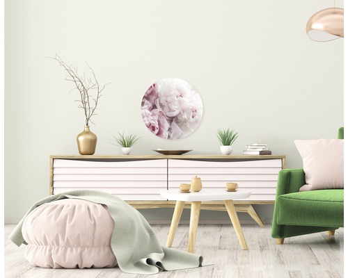 Wohnzimmer mit Kommode, Dekoration und runder Wanddekoration mit Blumenmuster