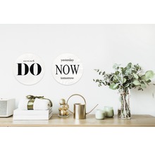 Dekorative Wandbilder mit Motivationssprüchen über Kommode