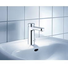 Waschtischarmatur aus Metall auf einem Waschbecken montiert