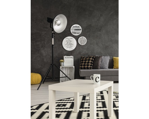 Wohnzimmer mit Lampe, Sofa, Tisch und dekorativen Elementen für eine gemütliche Atmosphäre