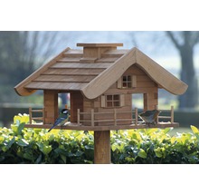 Vogelhaus aus Holz mit zwei Vögeln