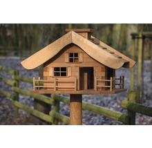 Vogelhaus im Chaletstil aus Holz auf einer Stange