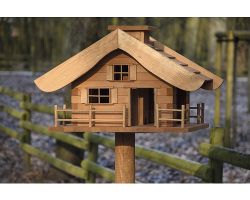 Vogelhaus im Chaletstil aus Holz auf einer Stange