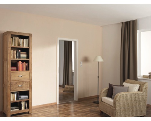 Wohnzimmer mit Bücherregal, Türrahmen, Sessel, Stehlampe und Vorhängen