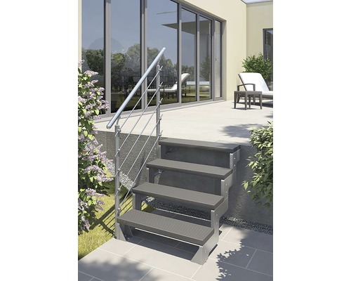 Außentreppe mit vier Stufen und Geländer vor einer Terrassentür.
