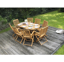 Gartenszene mit ovalem Esstisch aus Holz und acht Holzstühlen auf einer Terrasse