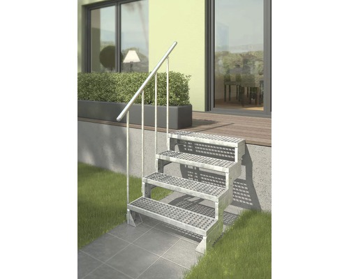 Außentreppe aus Metall mit Geländer vor einem Haus