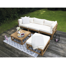 Gartenlounge-Set mit Sofa, Tisch und Hocker auf einer Terrasse