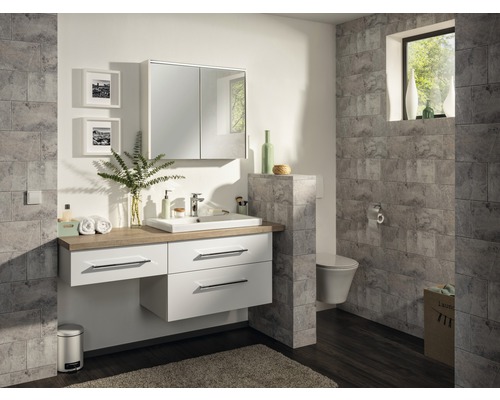 Badezimmer mit Waschtisch, Spiegelschrank, Toilette und grauen Fliesen