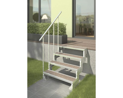 Außentreppe mit vier Stufen und Geländer