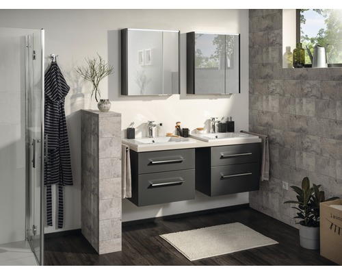 Modernes Badezimmer mit Doppelwaschbeckenunterschrank, Spiegelschränken und gefliester Duschkabine.