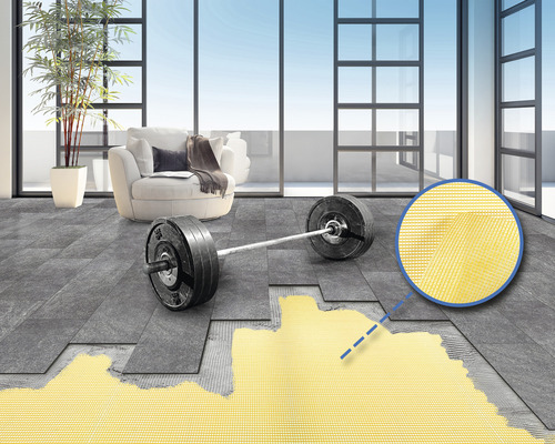 Bodenbelag mit Fliesen in einem hellen Raum mit großem Fenster und Sportgeräten