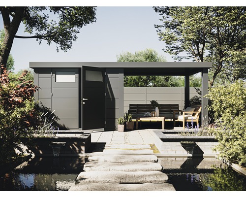 Gartenszene mit Gerätehaus, Terrasse und Teichanlage