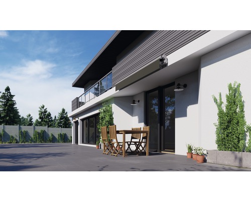 Außenansicht eines modernen Hauses mit Terrasse, Gartenmöbeln und Markise
