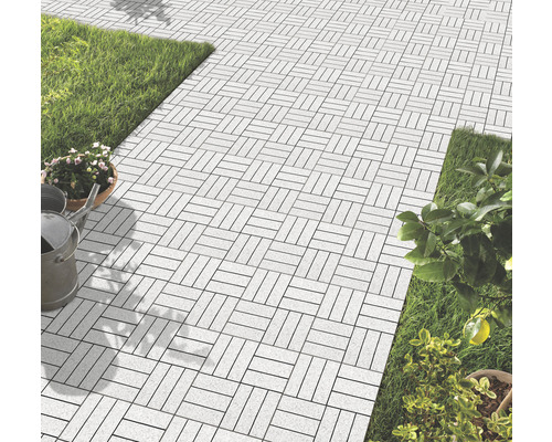 Verlegtes Terrassensystem mit Pflanzen