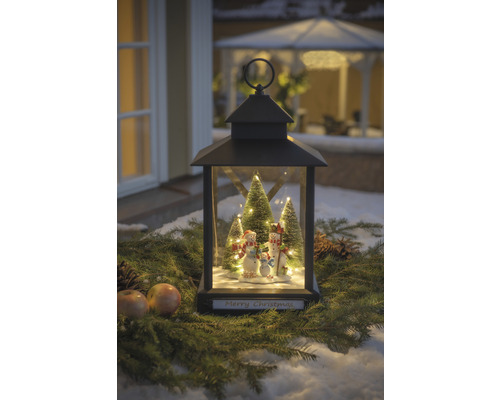 Dekorative Laterne mit Schneemannfamilie und dem Schriftzug Frohe Weihnachten für eine festliche Atmosphäre