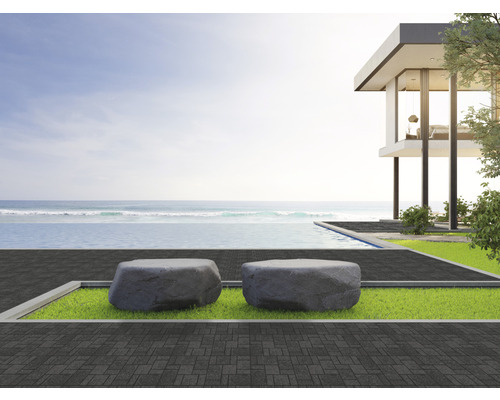 Außenbereich mit Steinbänken, Pool und modernem Haus am Meer
