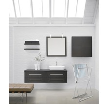 Badezimmer mit Waschtisch, Spiegel, Schränken, Regalen, Handtuchständer und Bank