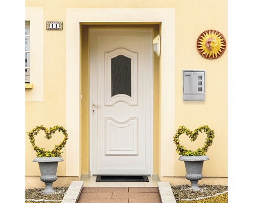 Fassade eines Hauses mit Haustür, Briefkasten und Dekoration