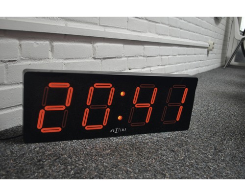 Digitale Nextime Uhr auf einem Teppich