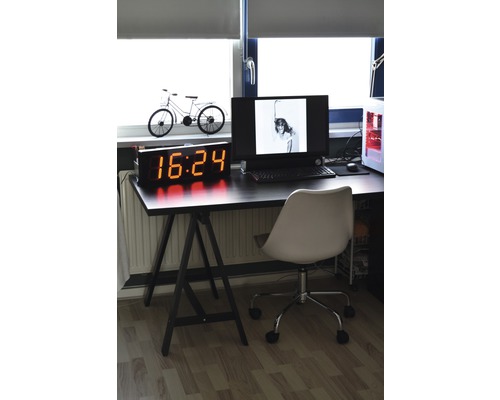 Arbeitszimmer mit Schreibtisch, Computer, Schreibtischstuhl und Digitaluhr
