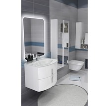 Helles Badezimmer mit Waschbecken, Spiegel mit Beleuchtung, Toilette und Badezimmermöbeln.