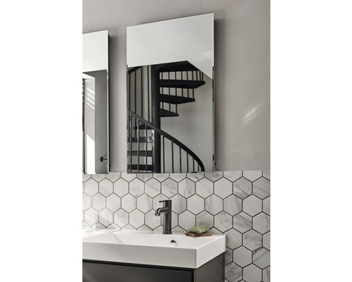 Badezimmer mit Waschbecken, Armatur, Spiegel und sechseckigen Fliesen