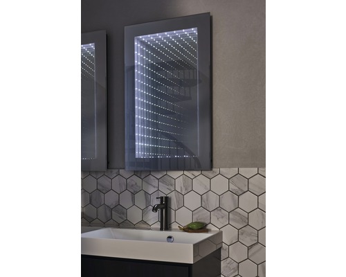 Badezimmer mit beleuchtetem Spiegelschrank und Waschbecken