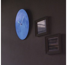 Wanduhr mit blauem Zifferblatt und zwei kleinen Bildern
