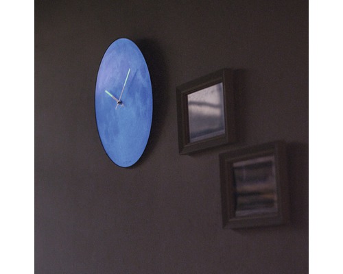 Wanduhr mit blauem Zifferblatt und zwei kleinen Bildern