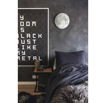 Schlafzimmer mit Bett, Nachttisch und Wanddekoration im modernen Stil