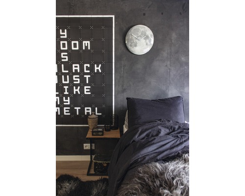 Schlafzimmer mit Bett, Nachttisch und Wanddekoration im modernen Stil