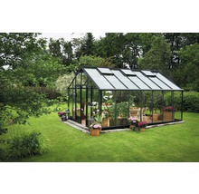 Gewächshaus aus Glas und Metall im Garten