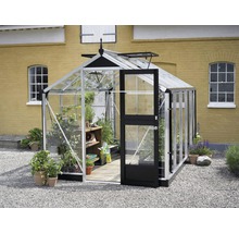 Gewächshaus mit geöffneter Tür im Garten.
