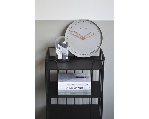 Dekoratives Regal mit Uhr und Büchern als Wohnraumaccessoires