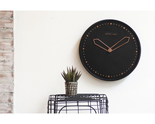 Nextime Logo Wanduhr, Zimmerpflanze auf einem Tisch