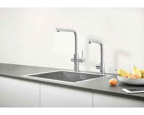 Küchenspüle mit Wasserhahn und Trinkwasserhahn auf einer Arbeitsplatte