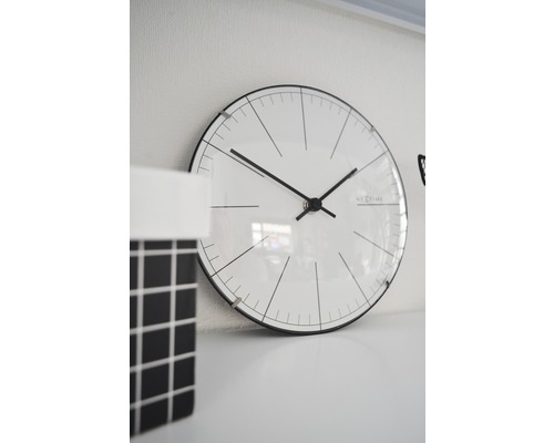 Wanduhr mit minimalistischem Design und NEXTIME Logo