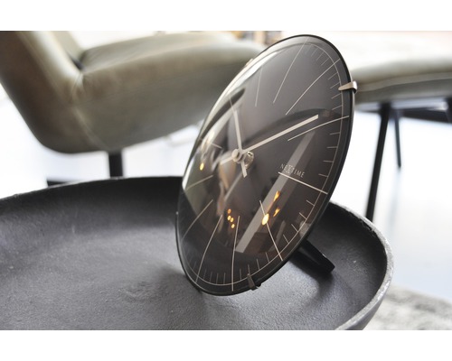 Nextime Tischuhr auf einem Tisch