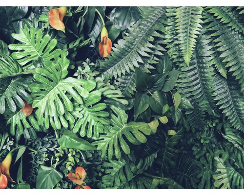 Künstliche Pflanzenwand mit Farnen, Monstera Blättern und Blüten