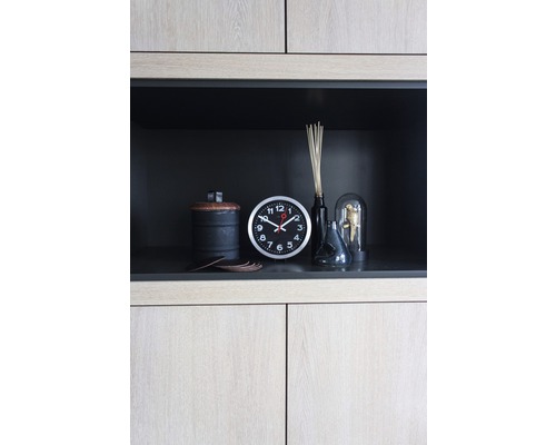 Dekoratives Regal mit Uhr, Dose, Vasen und Dekoration