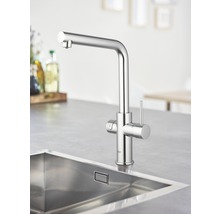 Küchenarmatur aus Metall neben einem Spülbecken