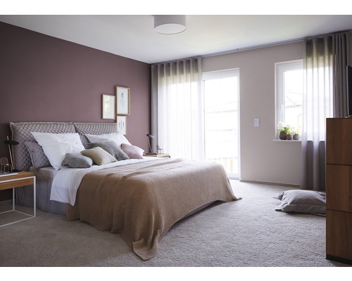 Helles Schlafzimmer mit Doppelbett, Nachttisch und Teppich