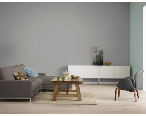 Wohnzimmer mit Sofa, Holztisch und weißem Sideboard