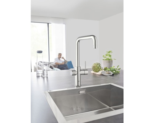 Küchenszene mit Edelstahlspüle und Armatur im modernen Design