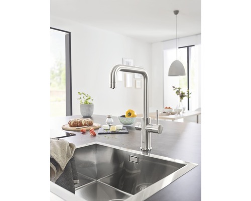 Küchenszene mit Spüle und Armatur