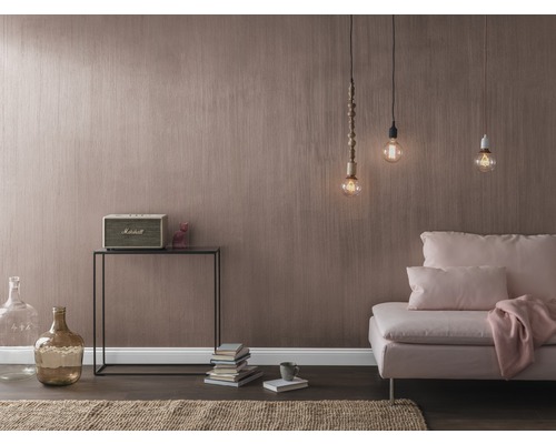 Wohnzimmer mit Sofa, Lampe und Tischdekoration