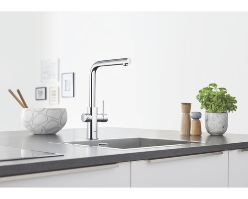 Küchenszene mit einer Spüle und einer Armatur von Grohe.
