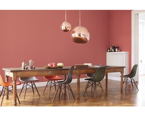 Esszimmer mit Holztisch, Stühlen und zwei Pendelleuchten