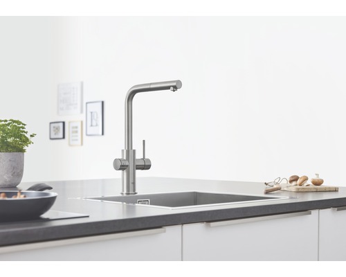 Küchenszene mit Spültischarmatur in modernem Küchendesign